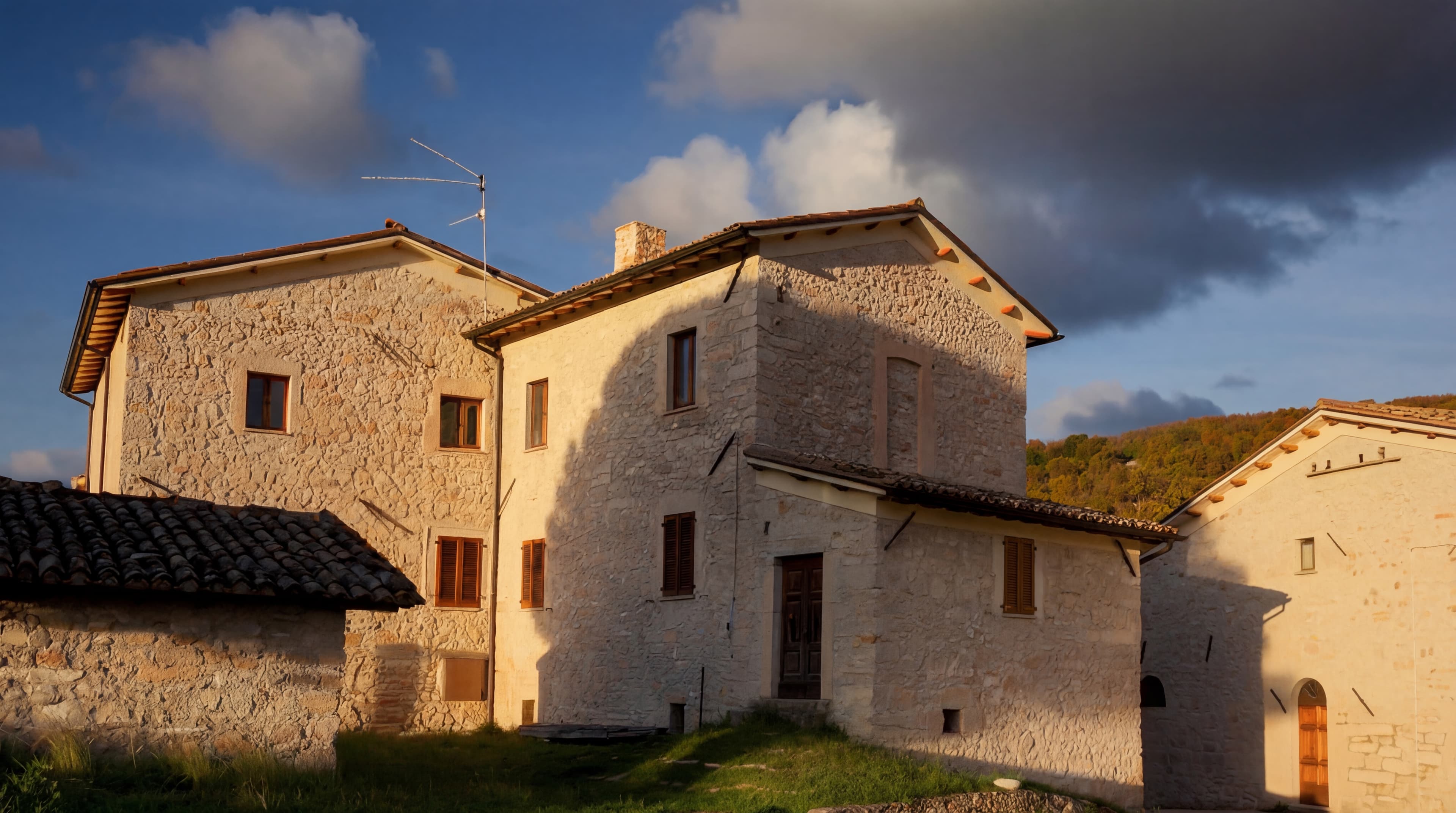 Vue panoramique du hameau médiéval restauré Domaine Mevale dans les Monts Sibillins, Italie