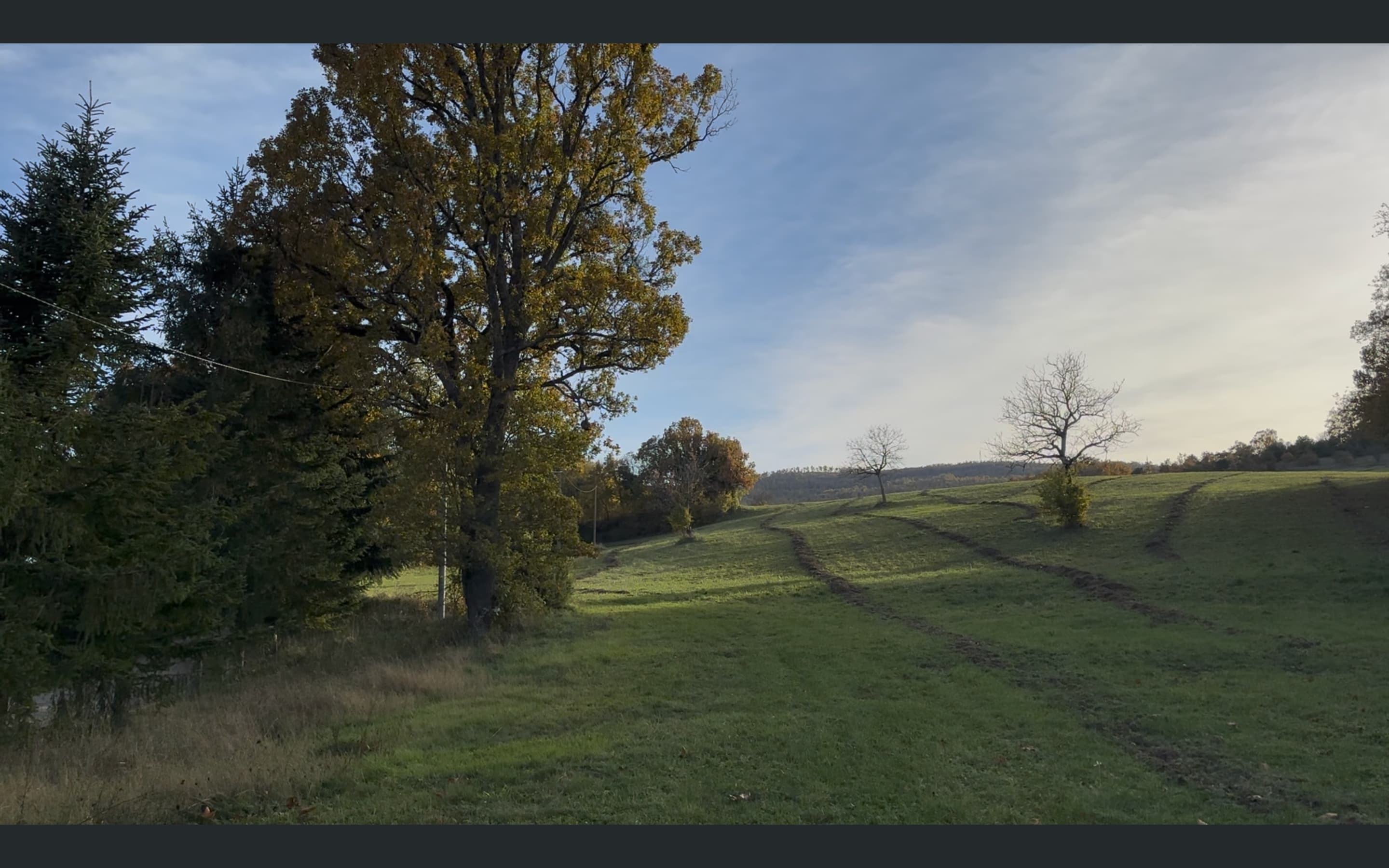 Vue aérienne du hameau médiéval Domaine Mevale niché dans les vallées des Monts Sibillins, Visso, Italie